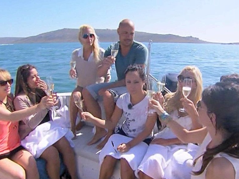 Christian genießt zusammen mit Lisa, Ela, Susi, Maggie, Helen, Anne und Nadja, v.l.n.r.) das Gruppendate auf einem Boot.