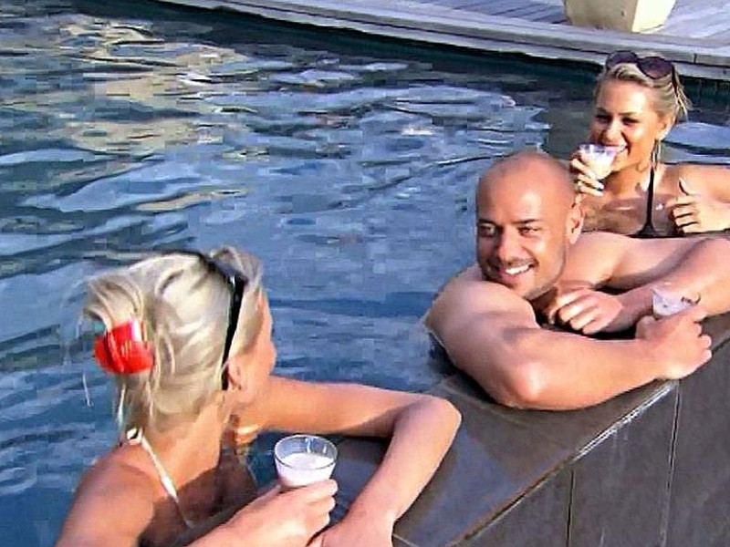 Katja (l.), Christian und Jessica (r.) unterhalten sich bei ihrem Date im Pool.