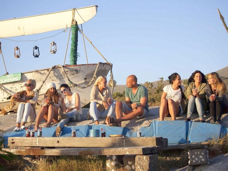 Helen, Ela, Nadja, Susanne, Christian, Maggie, Anne und Lisa genießen den Sonnenuntergang am Strand von Langebaan.