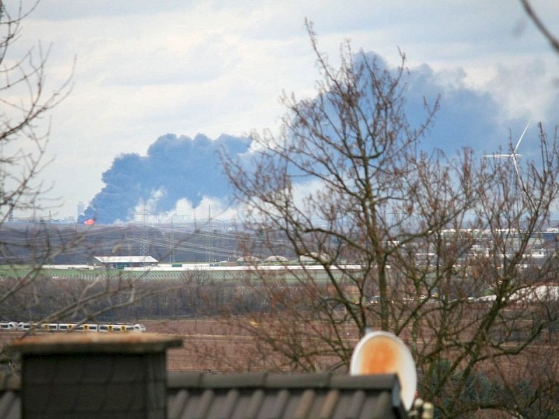 Dunkle Rauchwolken ziehen über Köln-Godorf. Auf dem Gelände der Shell Raffinerie ist ein Brand ausgebrochen.