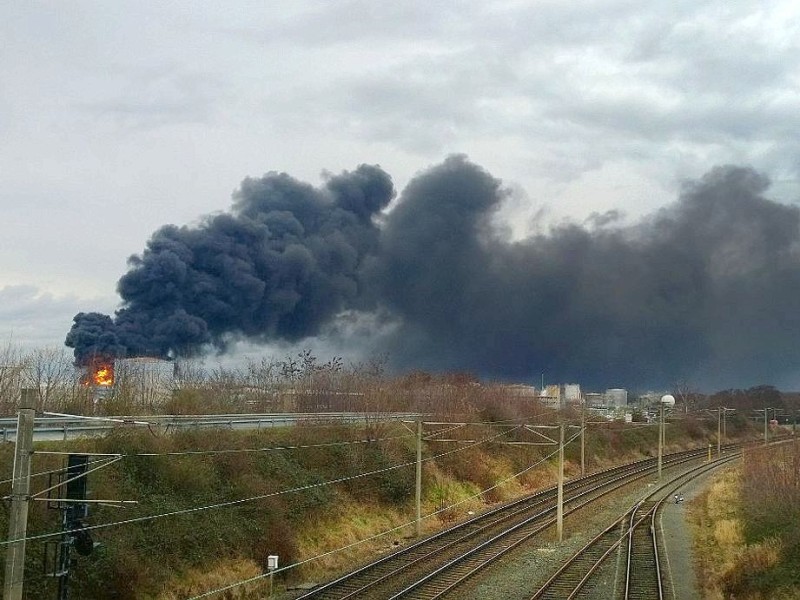 Dunkle Rauchwolken ziehen über Köln-Godorf. Auf dem Gelände der Shell Raffinerie ist ein Brand ausgebrochen.