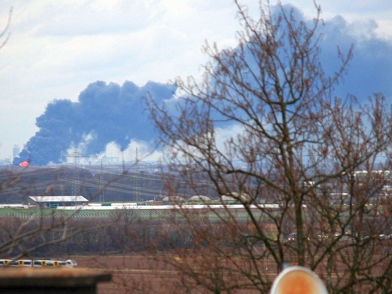 Dunkle Rauchwolken ziehen über Köln-Godorf. Auf dem Gelände der Shell Raffinerie ist ein Brand ausgebrochen.