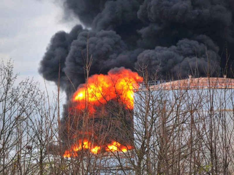 Dunkle Rauchwolken ziehen über Köln-Godorf. Auf dem Gelände der Shell Raffinerie ist ein Brand ausgebrochen.