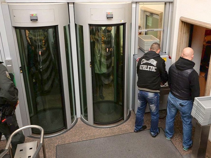 Ein großes Polizeiaufgebot sicherte den Platz rund um das Landgericht Duisburg. Auch auf dem Dach des Citypalais waren Beamte postiert. Die Stadt hatte vor dem Prozess ein Kutten-Verbot verhängt.