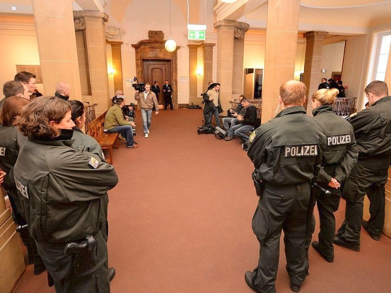 Ein großes Polizeiaufgebot sicherte den Platz rund um das Landgericht Duisburg. Auch auf dem Dach des Citypalais waren Beamte postiert. Die Stadt hatte vor dem Prozess ein Kutten-Verbot verhängt.