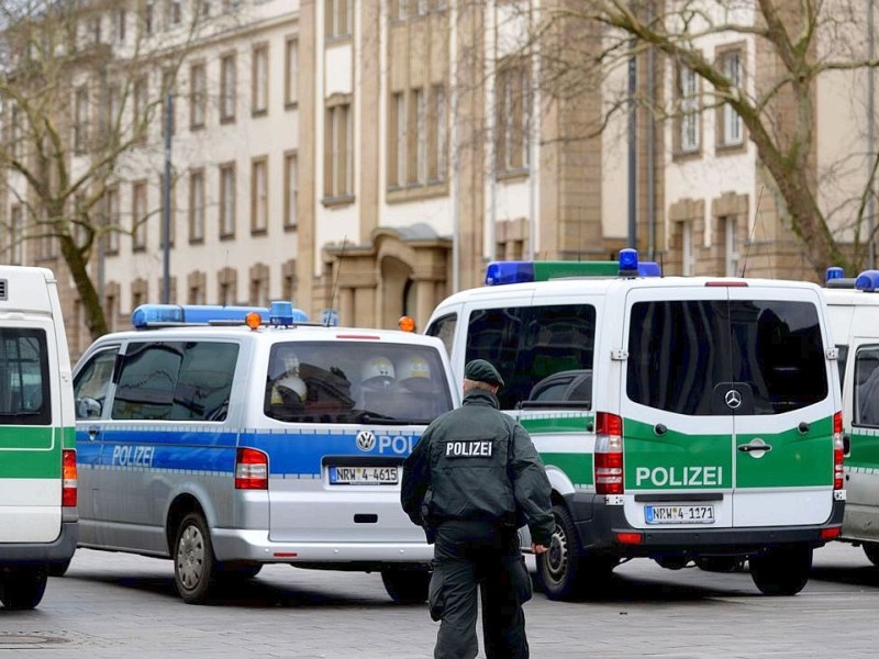 Ein großes Polizeiaufgebot sicherte den Platz rund um das Landgericht Duisburg. Auch auf dem Dach des Citypalais waren Beamte postiert. Die Stadt hatte vor dem Prozess ein Kutten-Verbot verhängt.