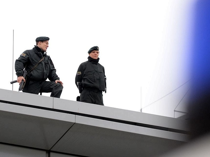 Ein großes Polizeiaufgebot sicherte den Platz rund um das Landgericht Duisburg. Auch auf dem Dach des Citypalais waren Beamte postiert. Die Stadt hatte vor dem Prozess ein Kutten-Verbot verhängt.