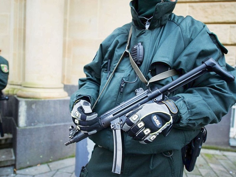 Ein großes Polizeiaufgebot sicherte den Platz rund um das Landgericht Duisburg. Auch auf dem Dach des Citypalais waren Beamte postiert. Die Stadt hatte vor dem Prozess ein Kutten-Verbot verhängt.