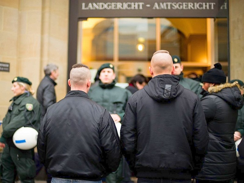 Ein großes Polizeiaufgebot sicherte den Platz rund um das Landgericht Duisburg. Auch auf dem Dach des Citypalais waren Beamte postiert. Die Stadt hatte vor dem Prozess ein Kutten-Verbot verhängt.