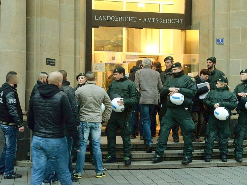 Ein großes Polizeiaufgebot sicherte den Platz rund um das Landgericht Duisburg. Auch auf dem Dach des Citypalais waren Beamte postiert. Die Stadt hatte vor dem Prozess ein Kutten-Verbot verhängt.