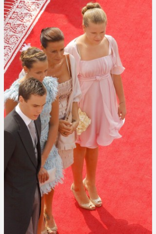 Zuvor auf dem roten Teppich Stephanie und ihre Kinder Louis (L), Pauline und Camille (R).