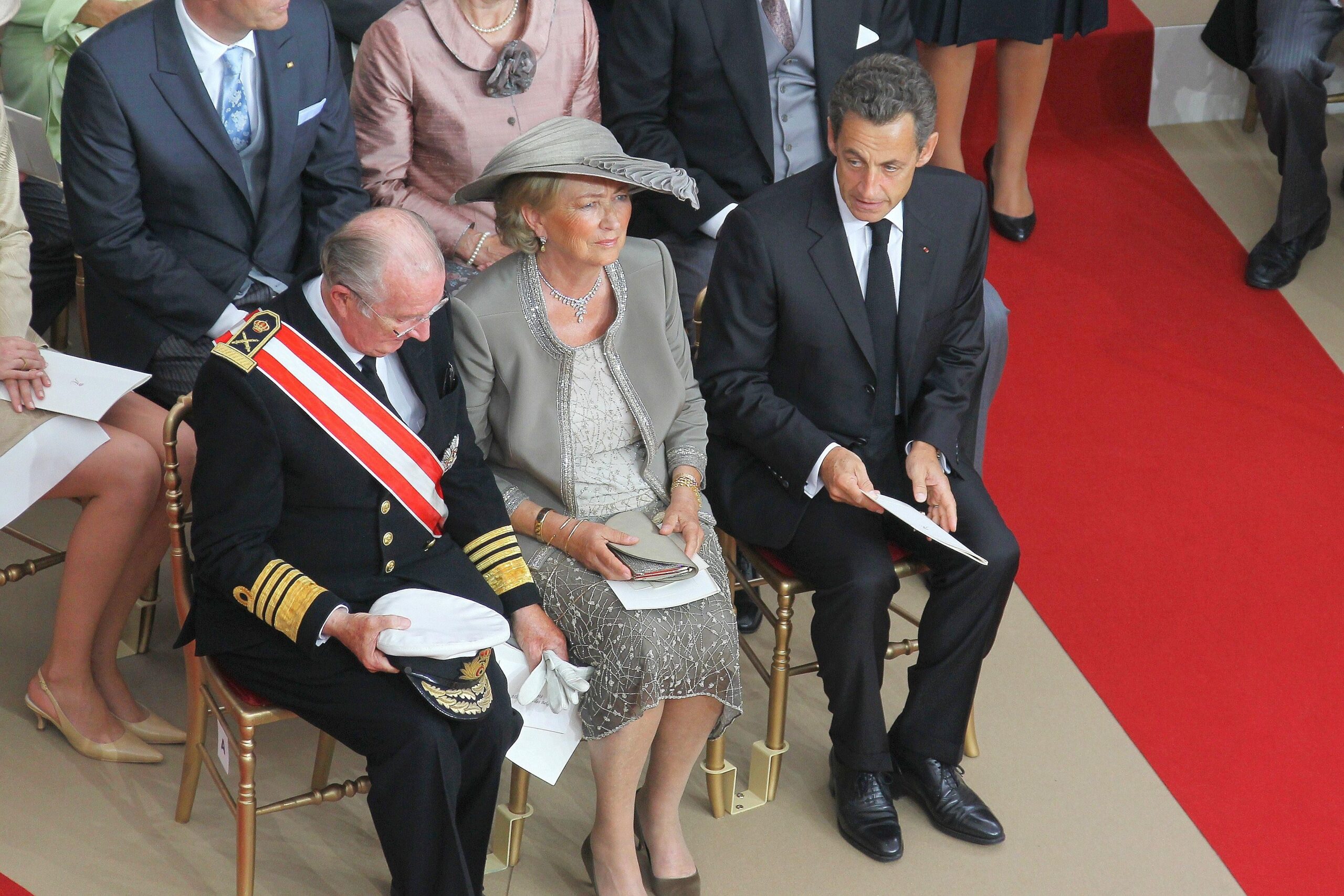 Auch der französische Präsident Nicolas Sarkozy ist eingeladen. Er kam ohne seine schwangere Frau Carla. Hier sitzt er neben dem belgischen König Albert II and Königin Paola.