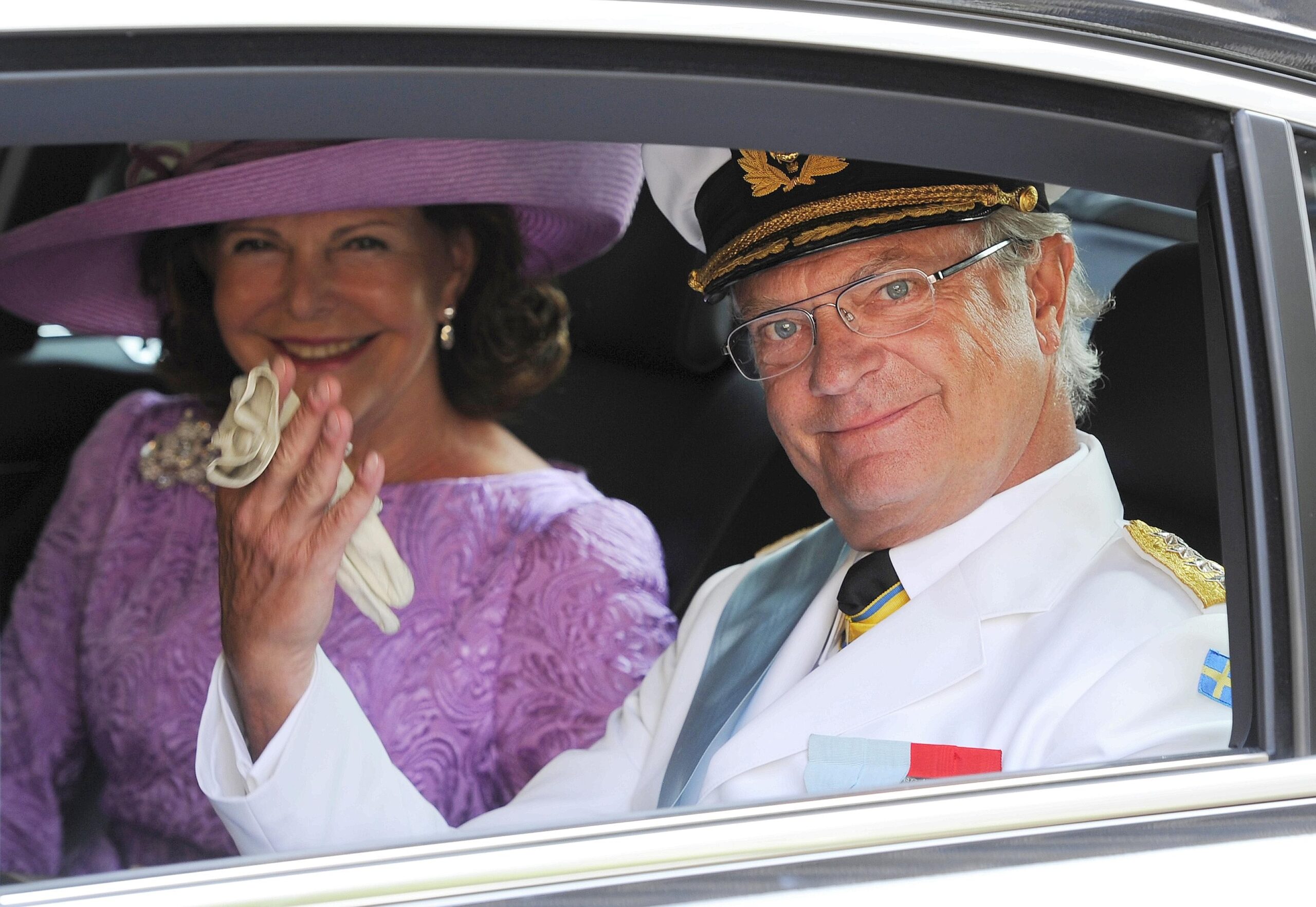 Schwedens Königspaar Carl Gustaf und Silvia auf dem Weg zur Hochzeit.