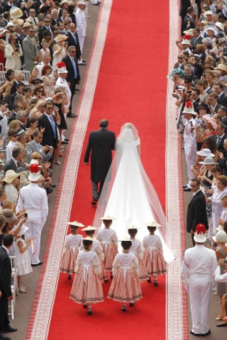 Tausende Gäste säumen den roten Teppich.