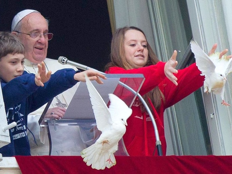 ...dürfen ein Junge und ein Mädchen aus dem päpstlichen Appartement heraus zwei Weiße Tauben steigen lassen. Doch den Friedensbotschaftern ergeht es schlecht.