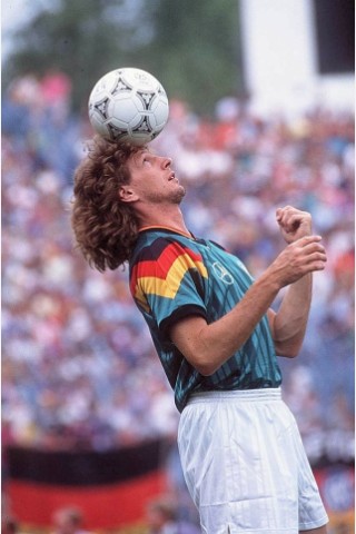 Haare halten Ball fest: Michael Schulz.