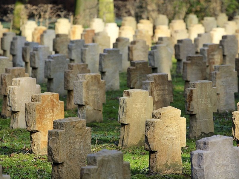 Weitere Kriegsgräber befinden sich im tiefer gelegenen Teil des Friedhofs.