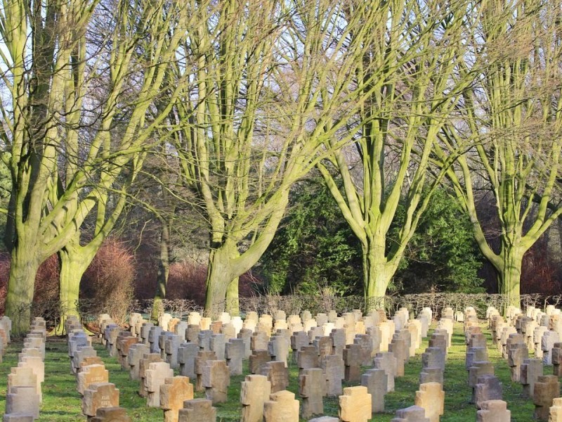 Weitere Kriegsgräber befinden sich im tiefer gelegenen Teil des Friedhofs.