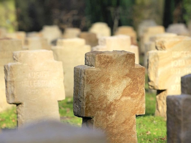 Weitere Kriegsgräber befinden sich im tiefer gelegenen Teil des Friedhofs.