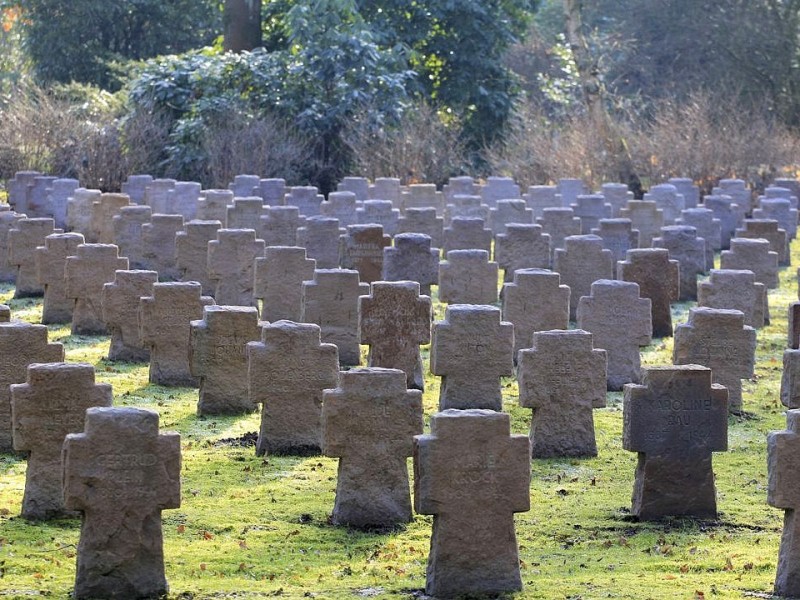 Weitere Kriegsgräber befinden sich im tiefer gelegenen Teil des Friedhofs.