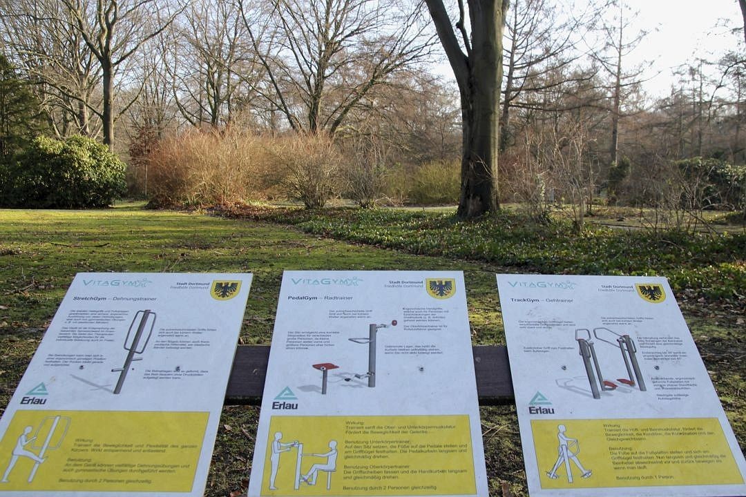 Für die zahlreichen Jogger und für Senioren stehen Fitnessgeräte auf dem Dortmunder Hauptfriedhof.