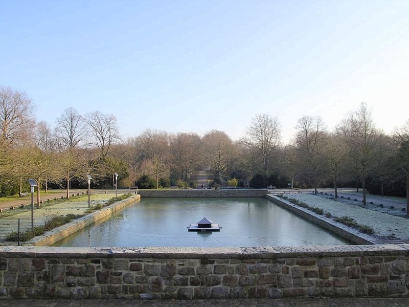 Der Teich vor dem Eingangsbereich des Friedhofs.