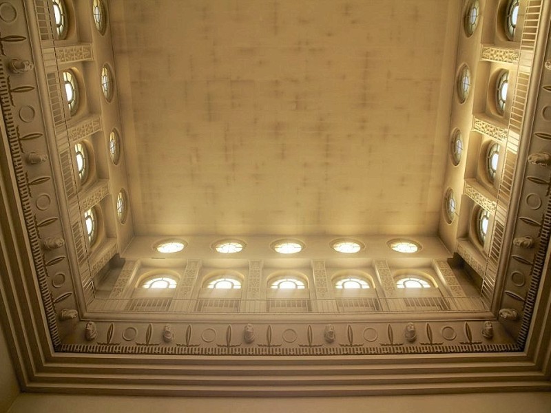 Die kunstvoll gestaltete Decke des großen Saals der Trauerhalle.