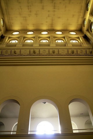 Die kunstvoll gestaltete Decke des großen Saals der Trauerhalle.