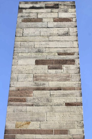 Ein Mahnmal erinnert an die Kriegstoten.