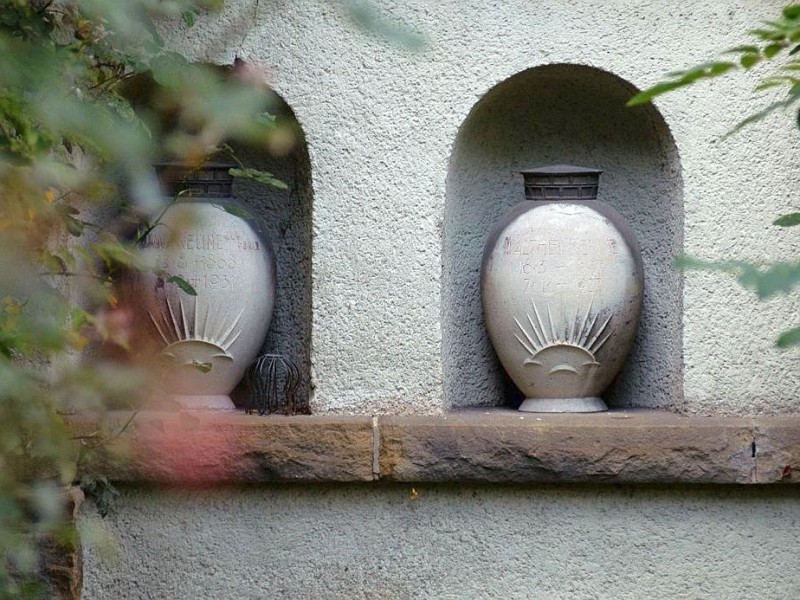 Historische Urnen in der Fassade von Urnenturm und Trauerhalle.