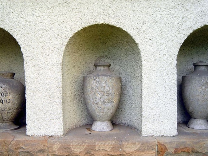 Historische Urnen in der Fassade von Urnenturm und Trauerhalle.