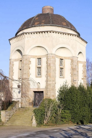 Der Urnenturm.