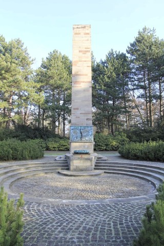 Ein Mahnmal erinnert an die Kriegstoten.