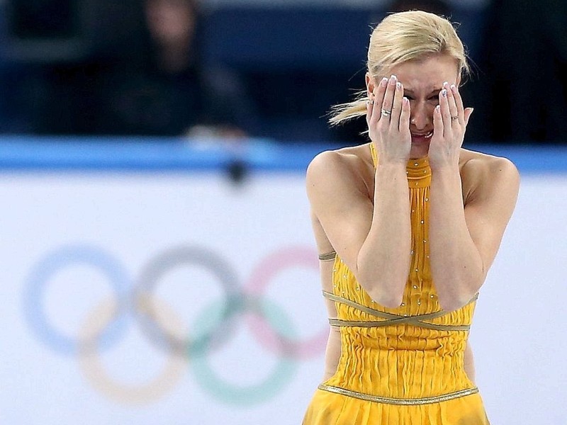 ... können Tränen ja auch vor Freude fließen: Tatiana Wolossoschar zeigt das nach ihrer Gold-Kür,...