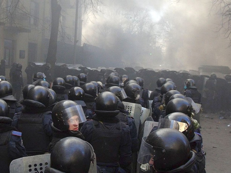 In der Ukraine ist die Gewalt zwischen Sicherheitskräften und Demonstranten am Dienstag eskaliert. Mindestens 25 Menschen wurden getötet.