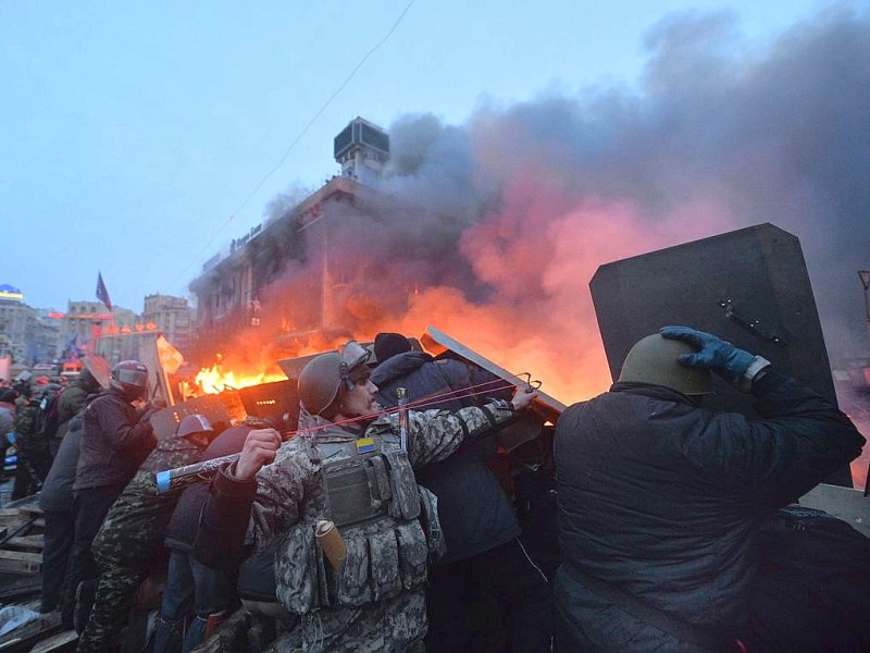 In der Ukraine ist die Gewalt zwischen Sicherheitskräften und Demonstranten am Dienstag eskaliert. Mindestens 25 Menschen wurden getötet.