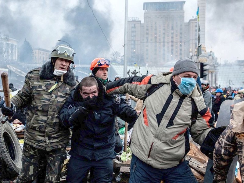 Improvisiert sind die Waffen und Schutzausrüstungen der Zivilisten auf dem Maidan. Manche haben nur eine Mütze auf dem Kopf...