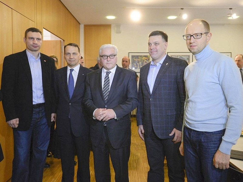 In der deutschen Botschaft treffen die Außenminister Deutschlands und Polens, Steinmeier und Sikorski (3. u. 2. v. l.) die Oppositionsführer Klitschko, Tyahnybok und Jazenjuk (1., 4., 5. v.l.).