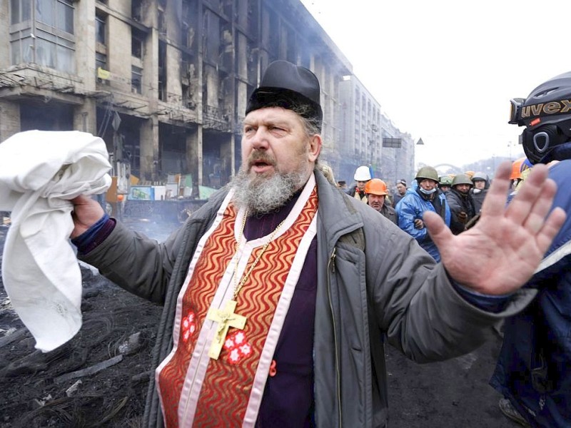 Mit in den Straßen: ein orthodoxer Priester.