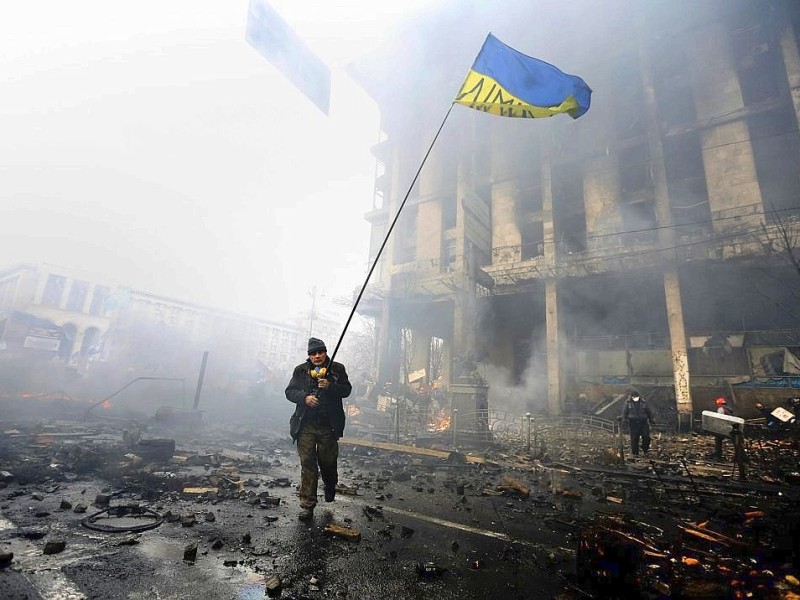 Allgegenwärtig zwischen den Barrikaden: Die ukrainische Flagge.