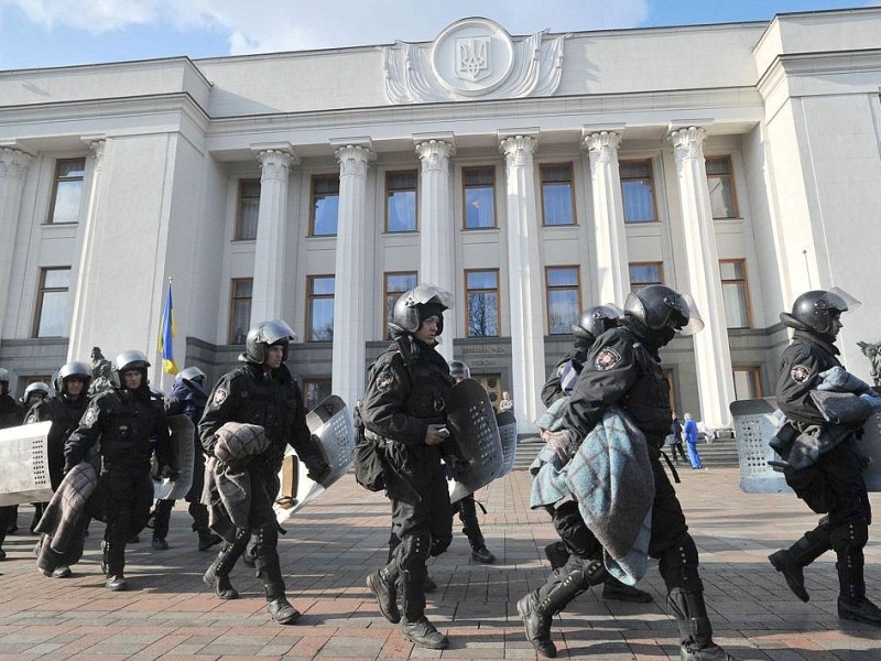 Die Polizeitruppen verließen ihre Posten rund ums ukrainische Parlament,...
