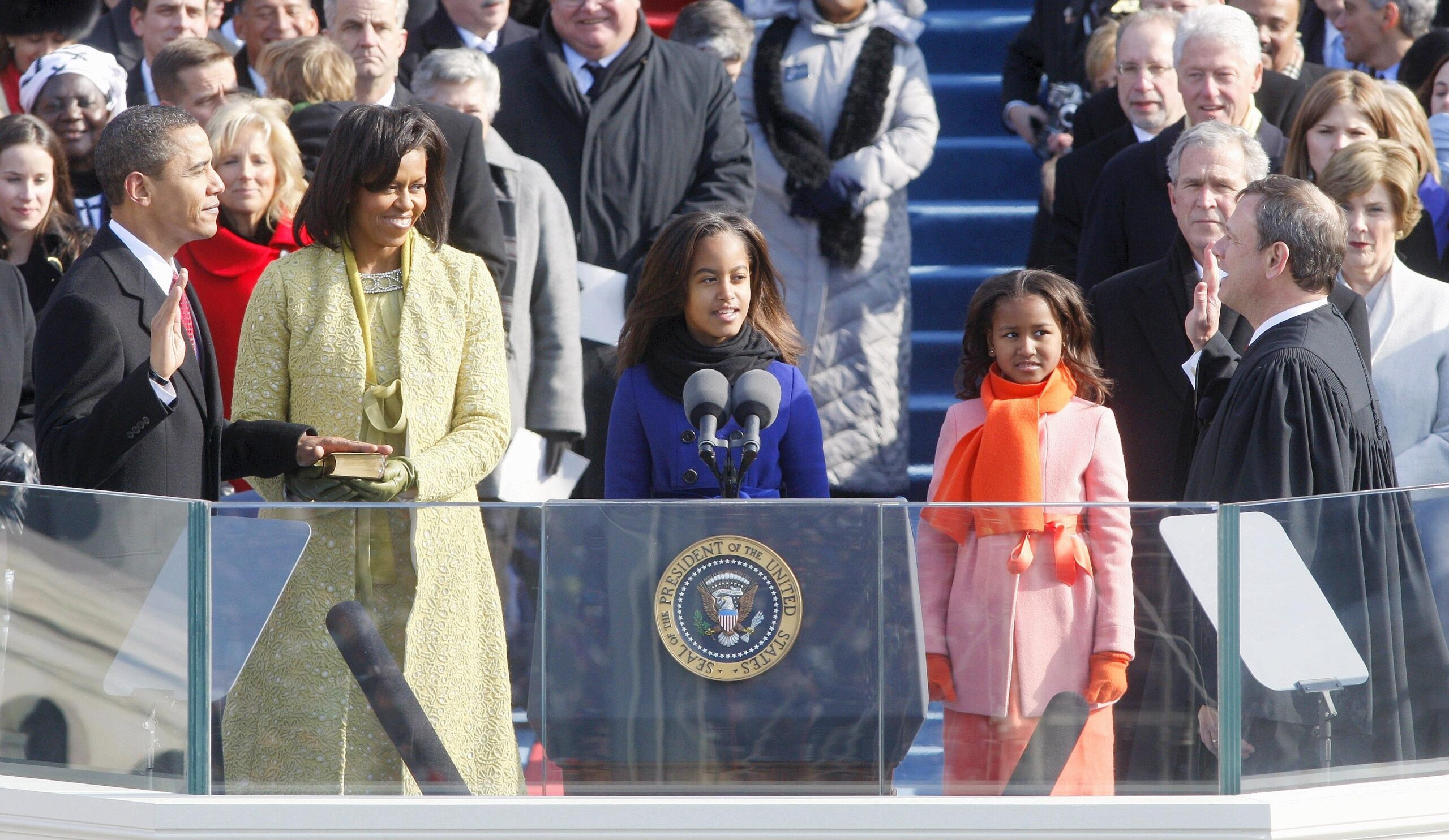 ...ist Malia ganz nah bei ihrem Vater: Mit dem Amtseid ist es offiziell, Barack Obama ist der 44. Präsident der Vereinigten Staaten. Malia, damals 10 Jahre alt, Ehefrau Michelle und die damals siebenjährige Sasha stehen an seiner Seite. Hunderttausende Menschen...