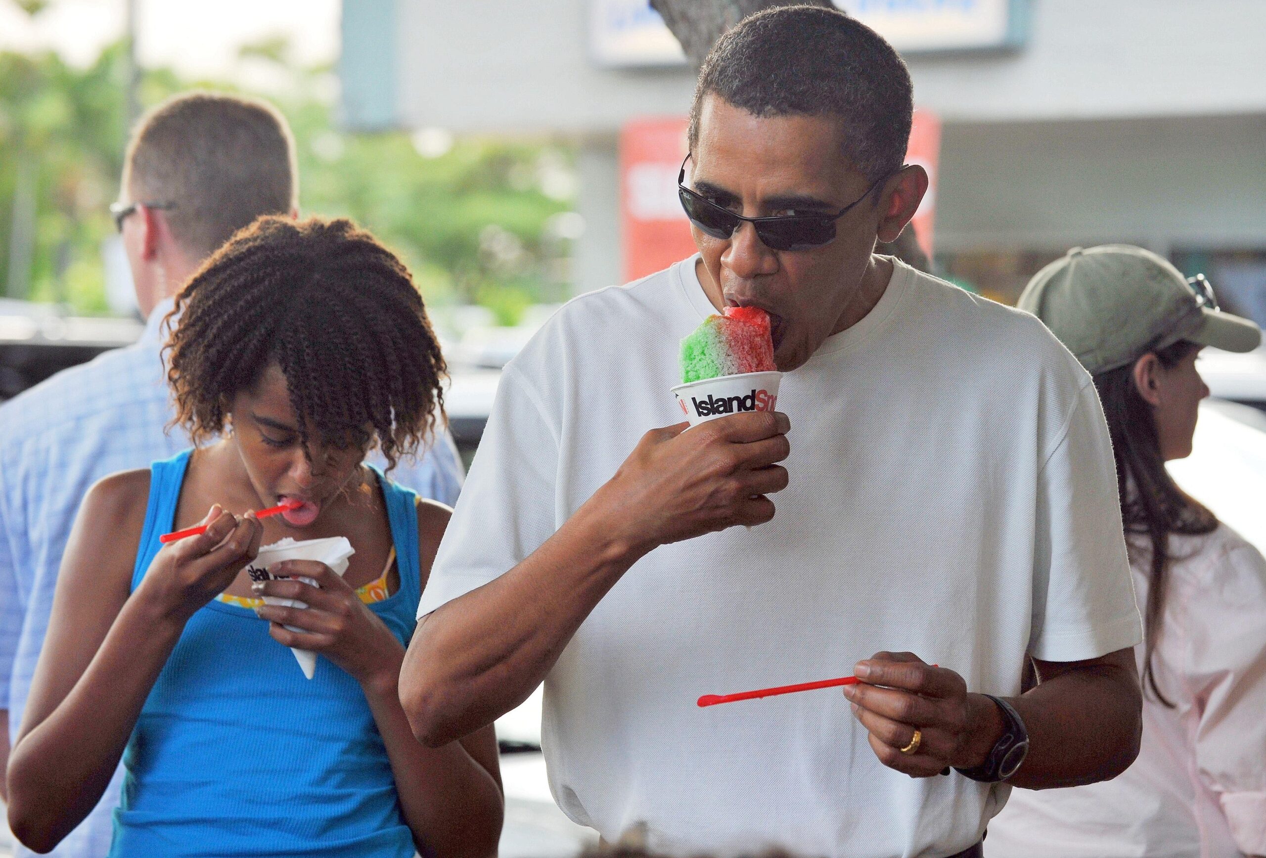 ...auf Hawai konnte Obama sich zum Jahreswechsel 2009/2010 dennoch nehmen. Vater und Tochter genießen beim gemütlichen Strandspaziergang eine eiskalte Erfrischung. Schon bald wird sich Malia die Eistüte vermutlich lieber mit gleichaltrigen Jungs teilen statt mit ihrem Vater. Einfach...