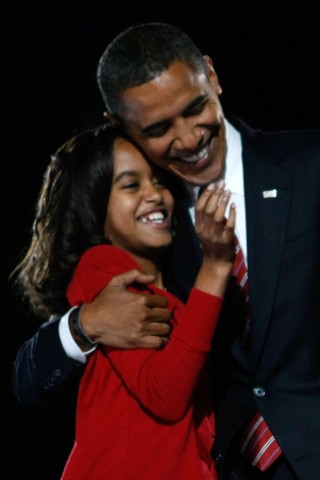 ... süßen Zehnjährigen, die stolz ihrem Vater zur demokratischen Präsidentschaftskandidatur gratuliert, ist inzwischen eine selbstbewusste junge Frau geworden, die ihrer Mutter wie aus dem Gesicht geschnitten ist.