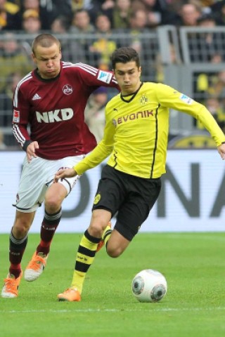 Borussia Dortmund ist auch in der Fußball-Bundesliga zurück auf Erfolgskurs. Eine Woche nach der ernüchternden Schlappe beim Hamburger SV (0:3) setzte sich die Mannschaft von Trainer Jürgen Klopp mit 3:0 (0:0) gegen den 1. FC Nürnberg durch. Wie schon beim famosen Champions-League-Auftritt vier Tage zuvor in St. Petersburg (4:2) präsentierte sich der BVB am Samstag von seiner besseren Seite und rückte auf Rang zwei vor. Vor 80 645 Zuschauern im ausverkauften Signal Iduna Park sorgten der nach dreiwöchiger Verletzungspause ins Team zurückgekehrte Mats Hummels (51. Minute), Robert Lewandowski (67.) und Henrich Mchitarjan (83.) für den verdienten Sieg.