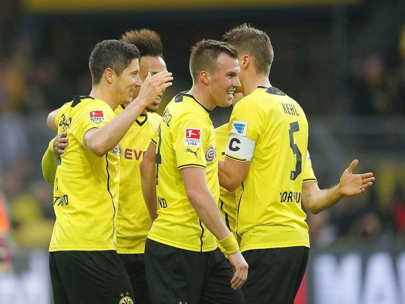 Borussia Dortmund ist auch in der Fußball-Bundesliga zurück auf Erfolgskurs. Eine Woche nach der ernüchternden Schlappe beim Hamburger SV (0:3) setzte sich die Mannschaft von Trainer Jürgen Klopp mit 3:0 (0:0) gegen den 1. FC Nürnberg durch. Wie schon beim famosen Champions-League-Auftritt vier Tage zuvor in St. Petersburg (4:2) präsentierte sich der BVB am Samstag von seiner besseren Seite und rückte auf Rang zwei vor. Vor 80 645 Zuschauern im ausverkauften Signal Iduna Park sorgten der nach dreiwöchiger Verletzungspause ins Team zurückgekehrte Mats Hummels (51. Minute), Robert Lewandowski (67.) und Henrich Mchitarjan (83.) für den verdienten Sieg.