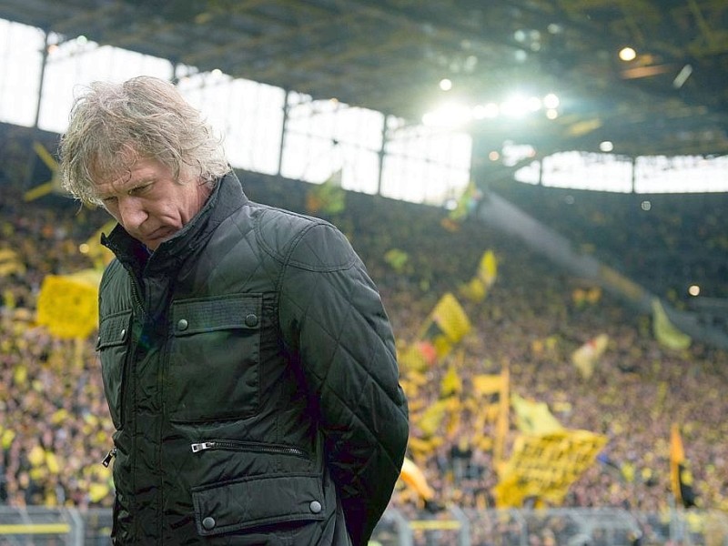 Borussia Dortmund ist auch in der Fußball-Bundesliga zurück auf Erfolgskurs. Eine Woche nach der ernüchternden Schlappe beim Hamburger SV (0:3) setzte sich die Mannschaft von Trainer Jürgen Klopp mit 3:0 (0:0) gegen den 1. FC Nürnberg durch. Wie schon beim famosen Champions-League-Auftritt vier Tage zuvor in St. Petersburg (4:2) präsentierte sich der BVB am Samstag von seiner besseren Seite und rückte auf Rang zwei vor. Vor 80 645 Zuschauern im ausverkauften Signal Iduna Park sorgten der nach dreiwöchiger Verletzungspause ins Team zurückgekehrte Mats Hummels (51. Minute), Robert Lewandowski (67.) und Henrich Mchitarjan (83.) für den verdienten Sieg.