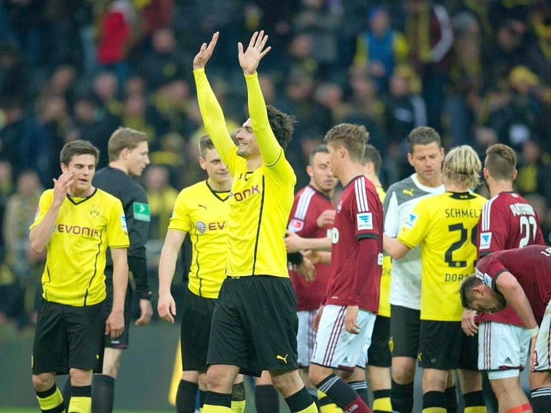 Borussia Dortmund ist auch in der Fußball-Bundesliga zurück auf Erfolgskurs. Eine Woche nach der ernüchternden Schlappe beim Hamburger SV (0:3) setzte sich die Mannschaft von Trainer Jürgen Klopp mit 3:0 (0:0) gegen den 1. FC Nürnberg durch. Wie schon beim famosen Champions-League-Auftritt vier Tage zuvor in St. Petersburg (4:2) präsentierte sich der BVB am Samstag von seiner besseren Seite und rückte auf Rang zwei vor. Vor 80 645 Zuschauern im ausverkauften Signal Iduna Park sorgten der nach dreiwöchiger Verletzungspause ins Team zurückgekehrte Mats Hummels (51. Minute), Robert Lewandowski (67.) und Henrich Mchitarjan (83.) für den verdienten Sieg.