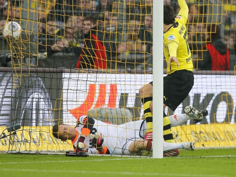 Borussia Dortmund ist auch in der Fußball-Bundesliga zurück auf Erfolgskurs. Eine Woche nach der ernüchternden Schlappe beim Hamburger SV (0:3) setzte sich die Mannschaft von Trainer Jürgen Klopp mit 3:0 (0:0) gegen den 1. FC Nürnberg durch. Wie schon beim famosen Champions-League-Auftritt vier Tage zuvor in St. Petersburg (4:2) präsentierte sich der BVB am Samstag von seiner besseren Seite und rückte auf Rang zwei vor. Vor 80 645 Zuschauern im ausverkauften Signal Iduna Park sorgten der nach dreiwöchiger Verletzungspause ins Team zurückgekehrte Mats Hummels (51. Minute), Robert Lewandowski (67.) und Henrich Mchitarjan (83.) für den verdienten Sieg.