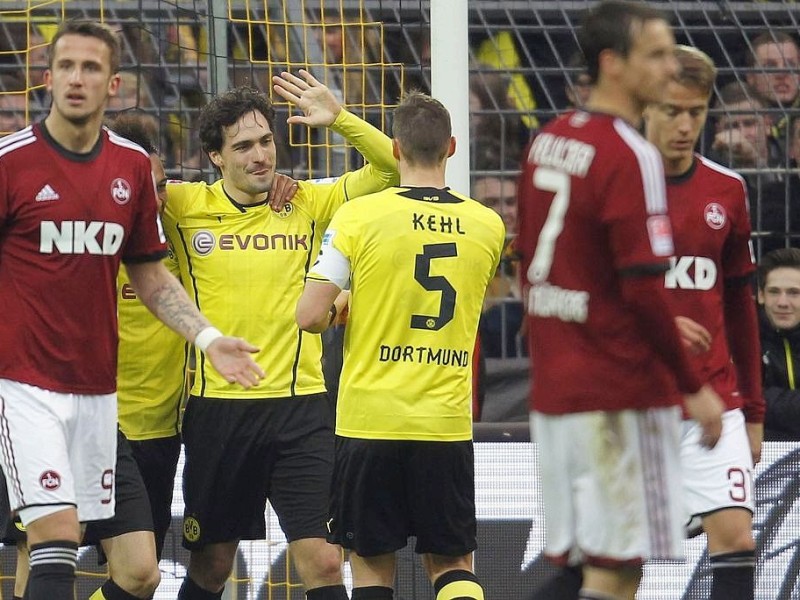 Borussia Dortmund ist auch in der Fußball-Bundesliga zurück auf Erfolgskurs. Eine Woche nach der ernüchternden Schlappe beim Hamburger SV (0:3) setzte sich die Mannschaft von Trainer Jürgen Klopp mit 3:0 (0:0) gegen den 1. FC Nürnberg durch. Wie schon beim famosen Champions-League-Auftritt vier Tage zuvor in St. Petersburg (4:2) präsentierte sich der BVB am Samstag von seiner besseren Seite und rückte auf Rang zwei vor. Vor 80 645 Zuschauern im ausverkauften Signal Iduna Park sorgten der nach dreiwöchiger Verletzungspause ins Team zurückgekehrte Mats Hummels (51. Minute), Robert Lewandowski (67.) und Henrich Mchitarjan (83.) für den verdienten Sieg.